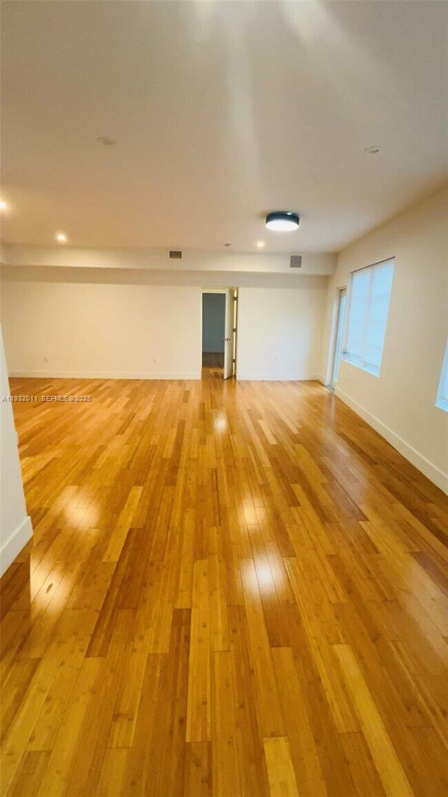 Building Photo - 960 Bay Dr