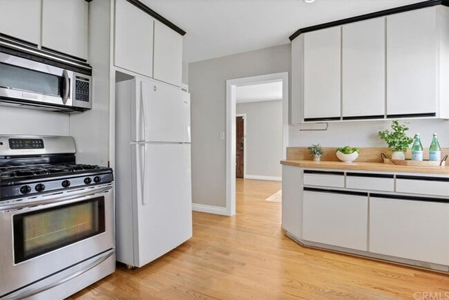 Building Photo - 5432 Pimenta Ave