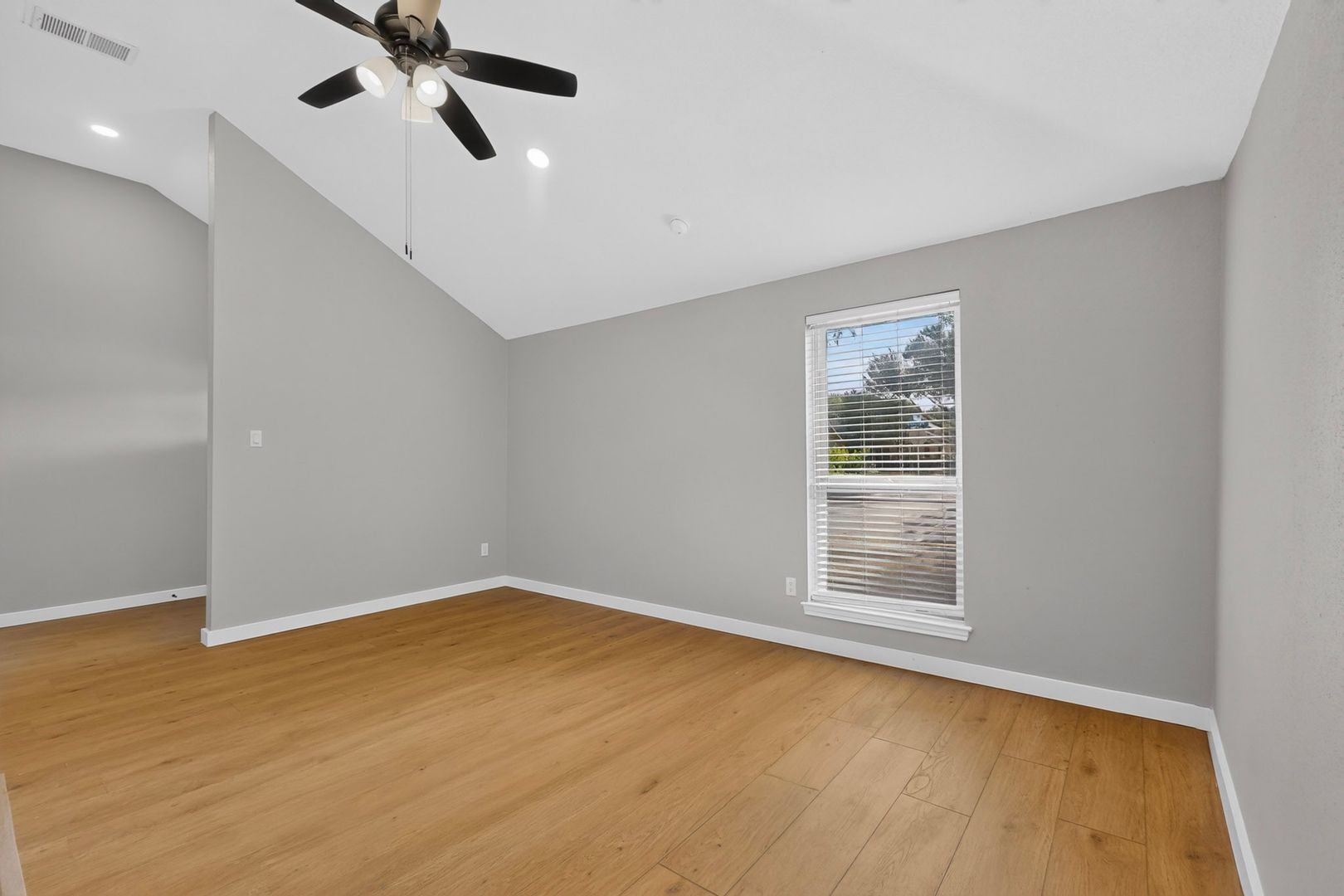 Building Photo - 405 Phillips Dr