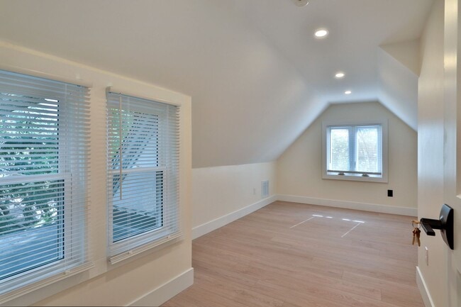 Building Photo - 2104 Iuka Ave