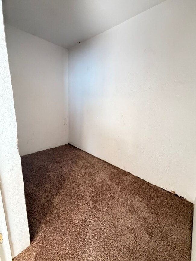 Building Photo - Newly Updated 2 Bedroom!