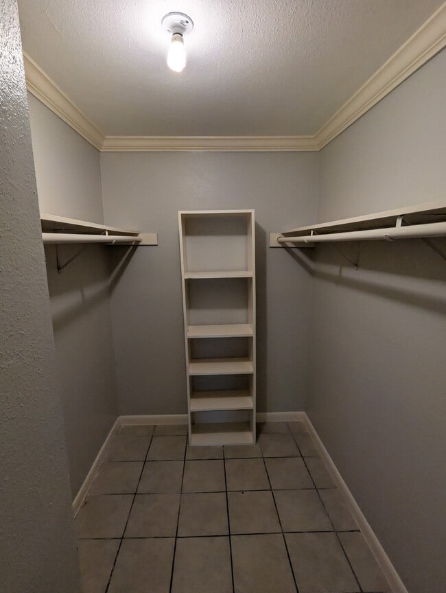 Building Photo - 7200 Clarewood Dr