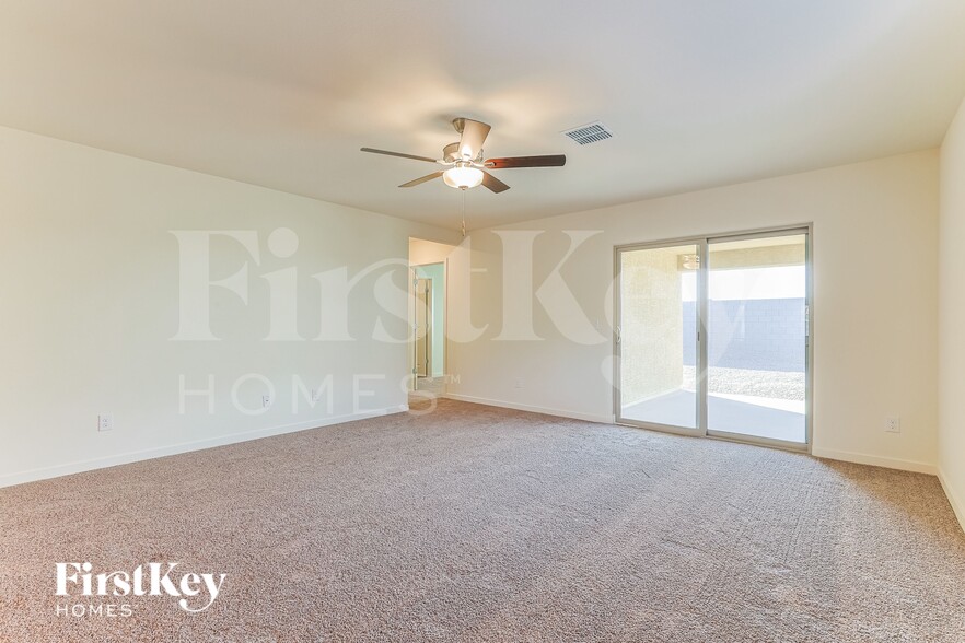 Building Photo - 1067 W 20th St