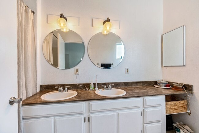 Building Photo - Modern 2 Bed / 2 Bath Condo with Resort-Style Amenities