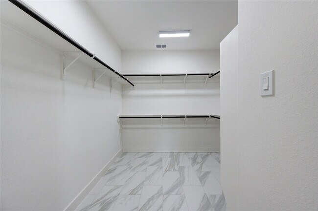 Building Photo - 16032 Mason Run Dr
