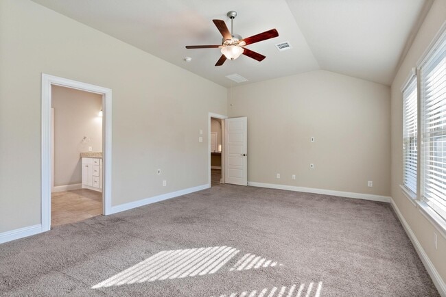 Building Photo - 18716 Laurel Hills Dr