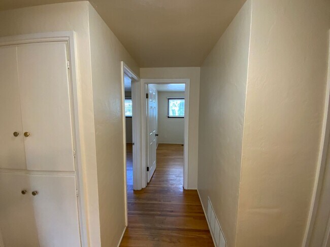 Building Photo - 3 Bedroom Single Story Home Available Near...