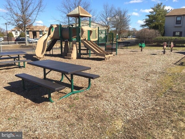 Building Photo - 24 Pickwick Pl