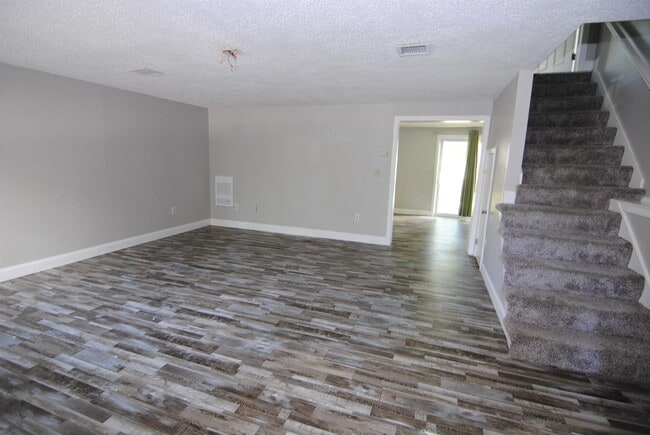 Building Photo - 19 Colonial Dr