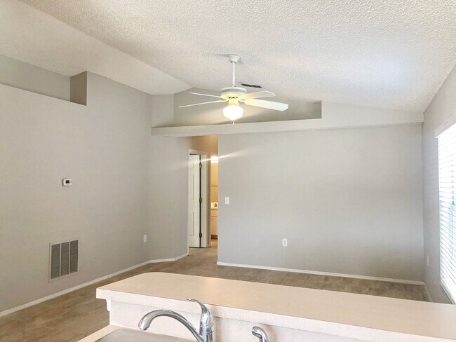 Building Photo - CUTE STARTER HOME with SINGLE GARAGE IN SOUTHEAST ORLANDO