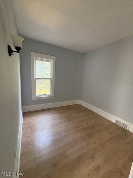 Building Photo - 946 E 79th St