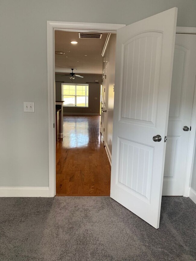 Building Photo - Lovely Eastside Townhome Condo Near Vet School- 3BR/3BATH!