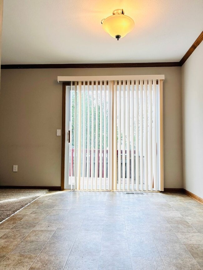 Building Photo - Convenient Location, Spacious Home