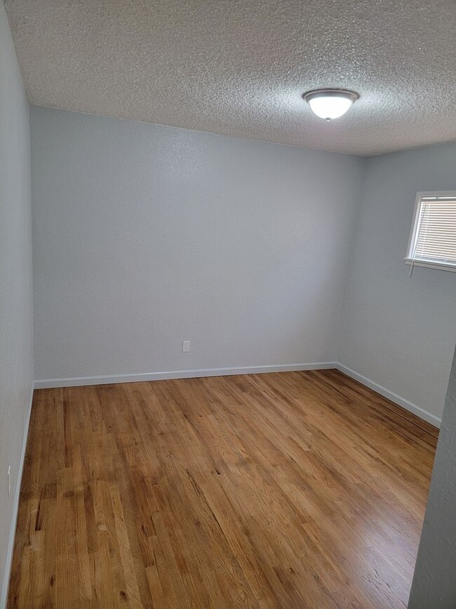 Building Photo - Large 3 bedroom 1 bath house for rent.