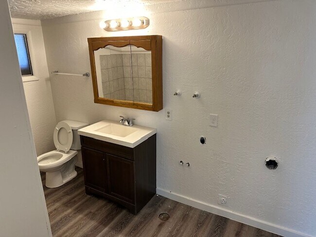 Building Photo - Great Roy Condo
