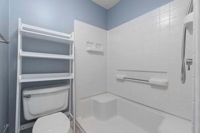 Building Photo - 1100 Shoreline Dr