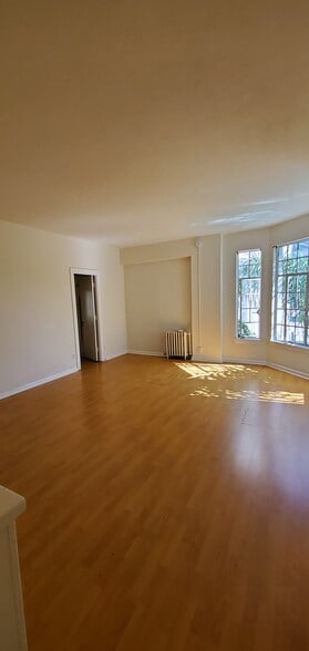 Building Photo - 840 S Serrano Ave