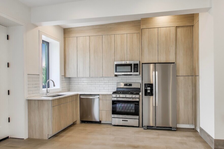 Building Photo - 2023 N Drake Ave