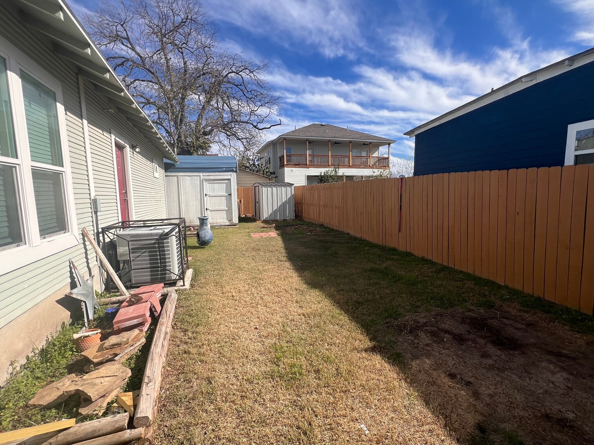 Back yard with two storage sheds. - 422 S Olive St