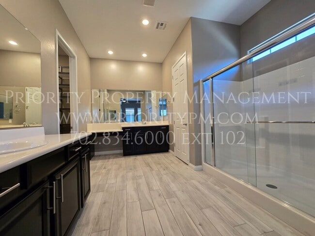 Building Photo - 738 Briar Knoll Dr