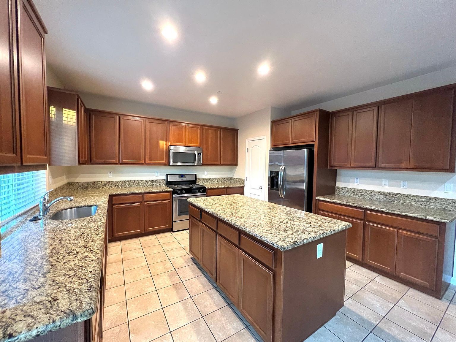 Building Photo - 1335 Hadley Dr