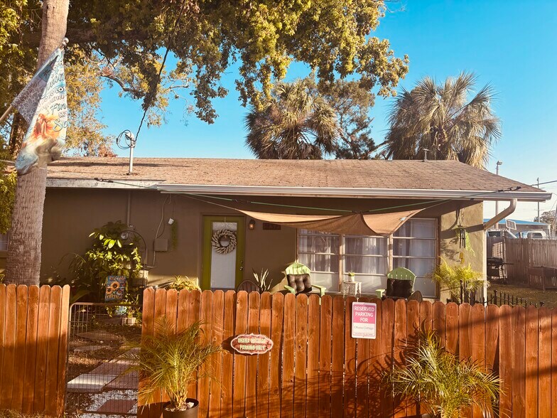 Front fenced yard was sitting area - 931 Florida Ave