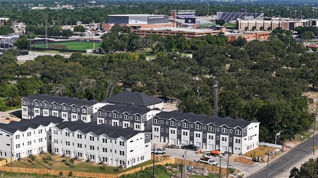 Building Photo - 422 S Lillian