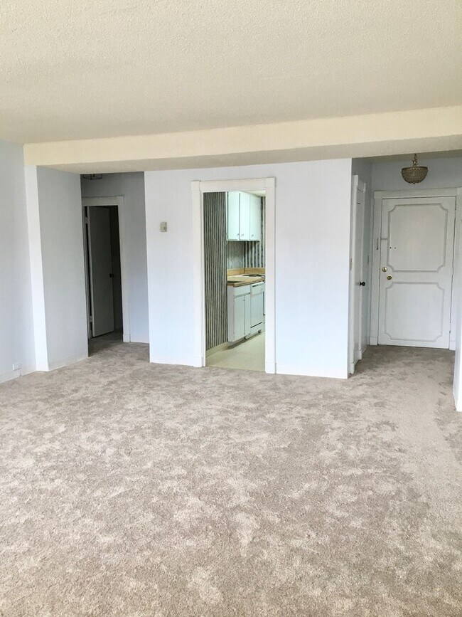 Building Photo - Senate Plaza