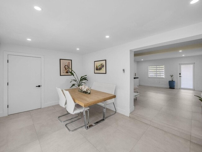 Building Photo - 520 NE 135th St