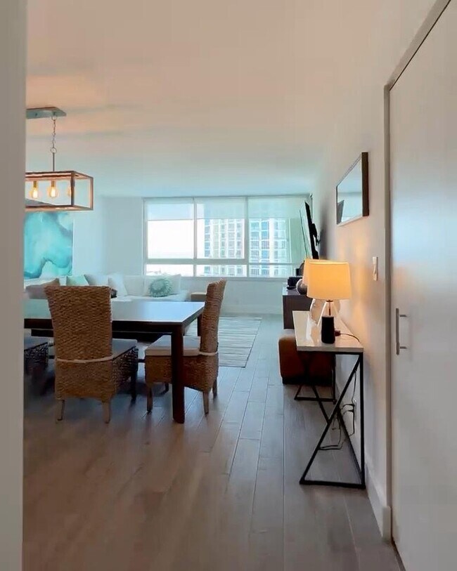 Building Photo - 400 S Pointe Dr