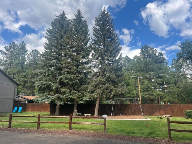 Building Photo - Updated Townhouse backed by National Forest