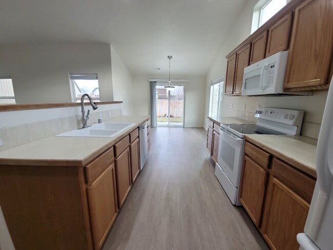 Building Photo - Spacious Rambler in West Richland