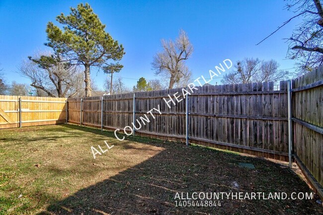 Building Photo - 330 E 6th St