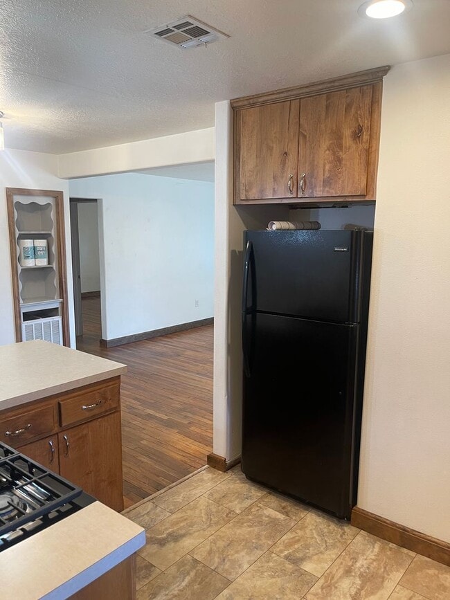 Building Photo - Two Bedroom Home!