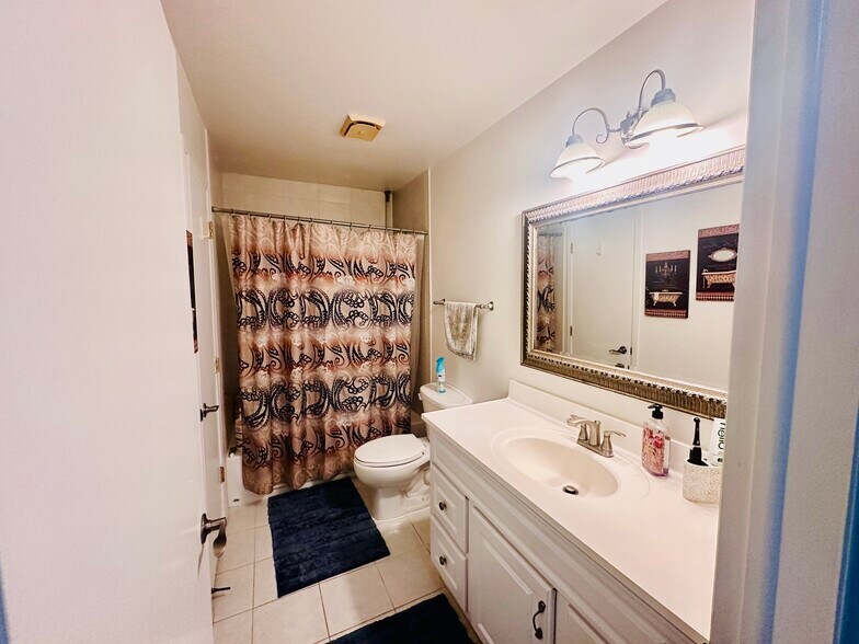 2nd Floor Bathroom - 5226 Cedarhurst Dr