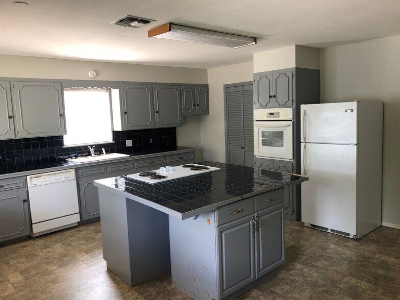 Roomy kitchen - 2754 Yale