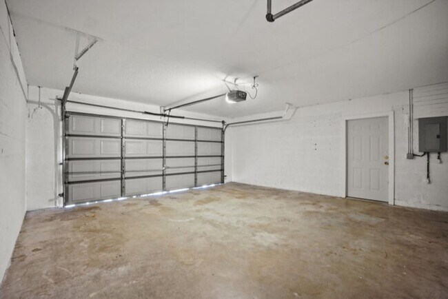 Building Photo - 4128 Chestnut Ave