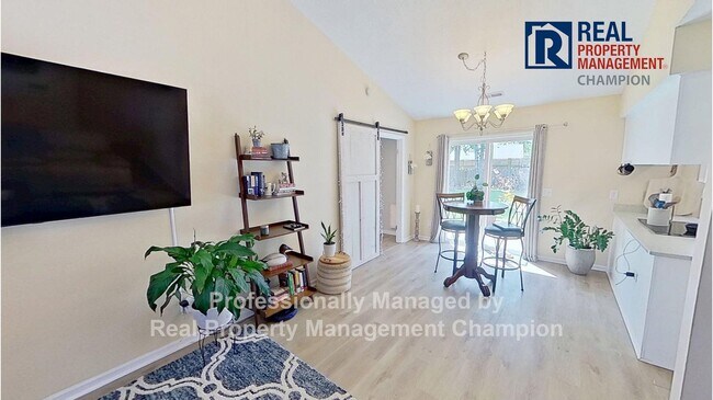 Building Photo - Updated 3 BD/2 BA Plus Office with Attache...