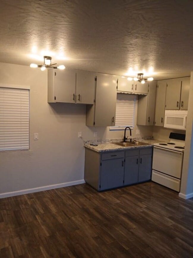 Building Photo - 2 Bed 1 bath