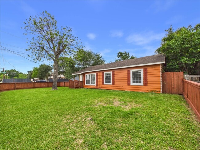 Building Photo - 1213 W Sidnor St