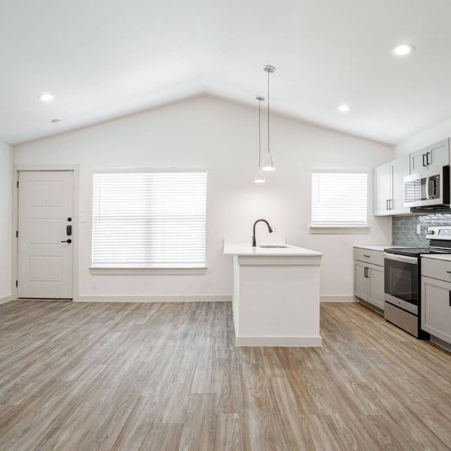 Building Photo - Parkside Green at Bishop Ridge