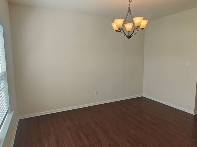 Building Photo - Large 4 bedroom home with recreational roo...