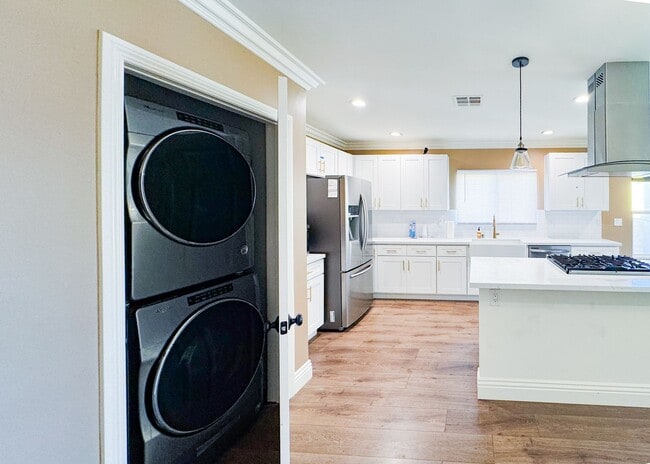 Building Photo - Gorgeous 3 Bedroom 2 Bath Updated Front House for Lease Near SoFi! (Building of ADU in the back)