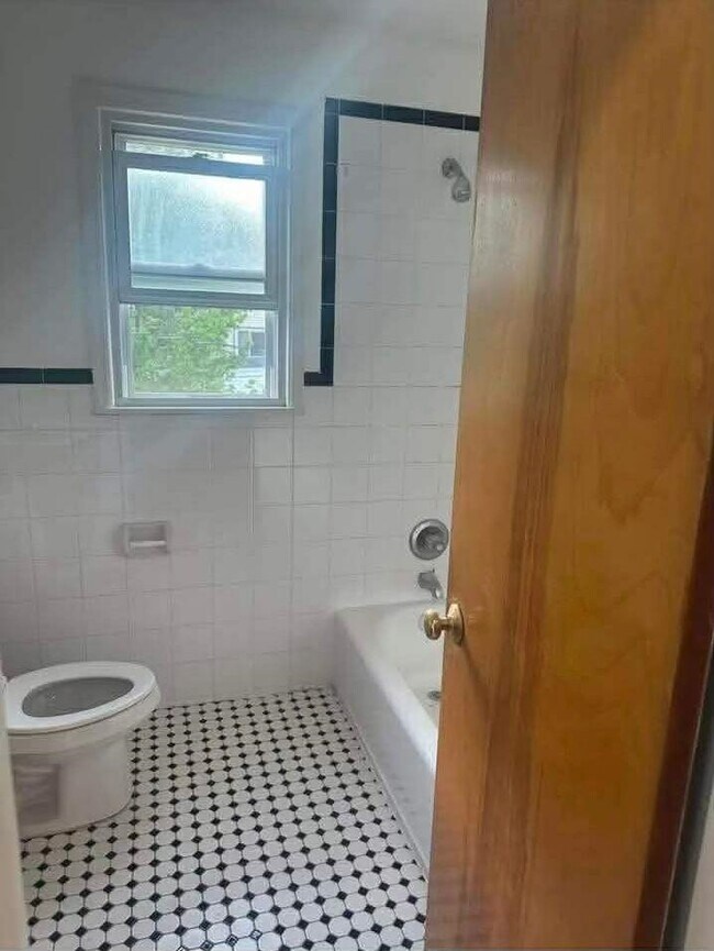 Building Photo - 22 E 18th St