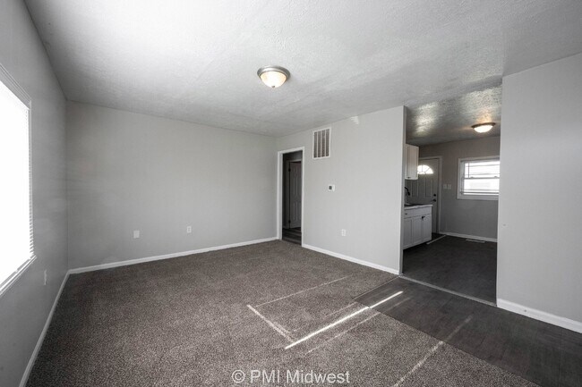 Building Photo - Charming 2-Bedroom Home with 725 Sq Ft in Indianapolis, IN - Must See!