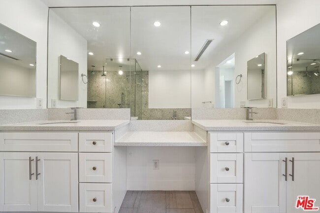 Building Photo - 5114 Cedros Ave