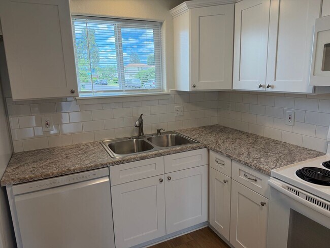 Building Photo - Updated 3 bedroom 1 bath duplex in Junction City!
