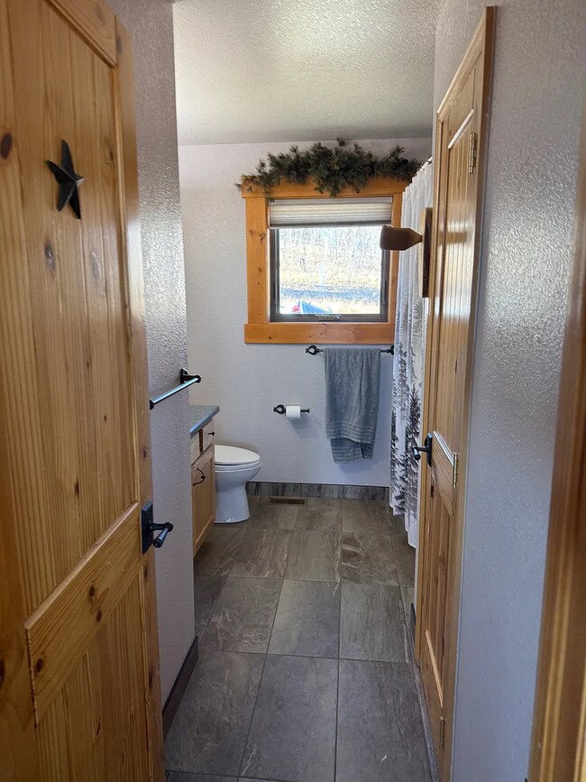 Building Photo - "Cozy 3-Bedroom Mountain Home with 2 Full ...