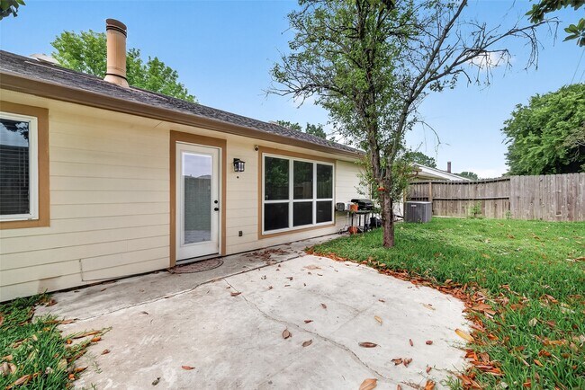 Building Photo - 15806 Pfeiffer Dr