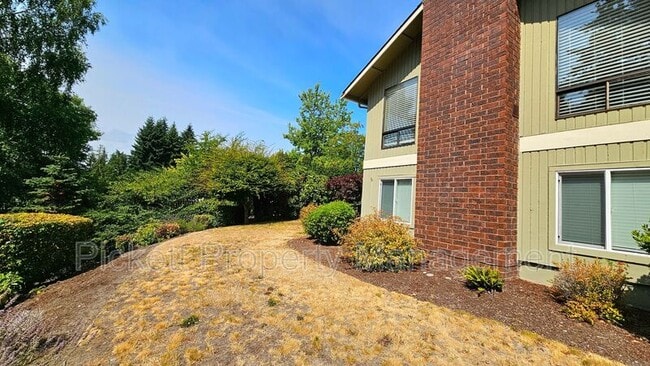 Building Photo - 1058 NE Sol Vei St